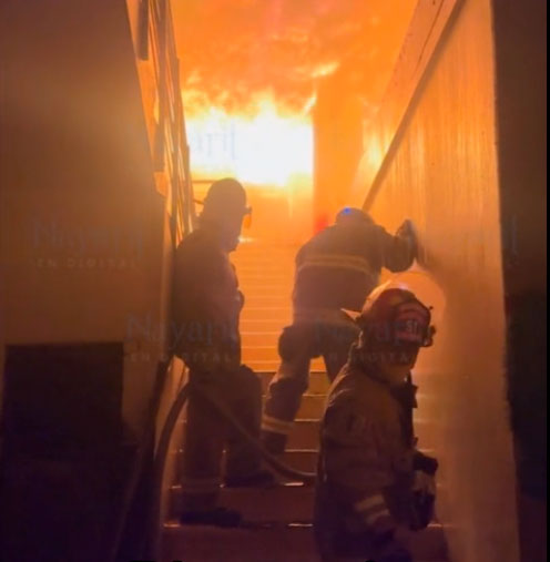 Un Corto circuito o veladora, son las posibles causas del incendio del Mercado Juan Escutia de Tepic